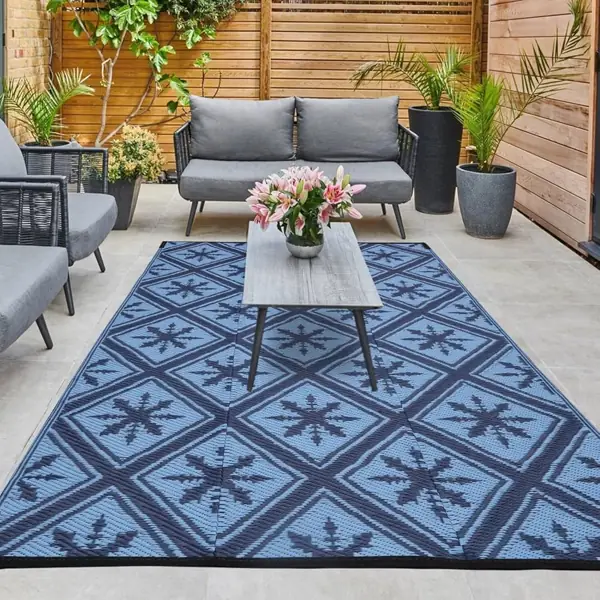 Dubai balcony rug, linear pattern, comfortable seating, natural elements.